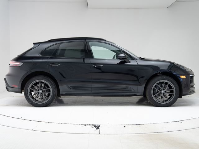 Certified 2025 Porsche Macan AWD/4WD image 34