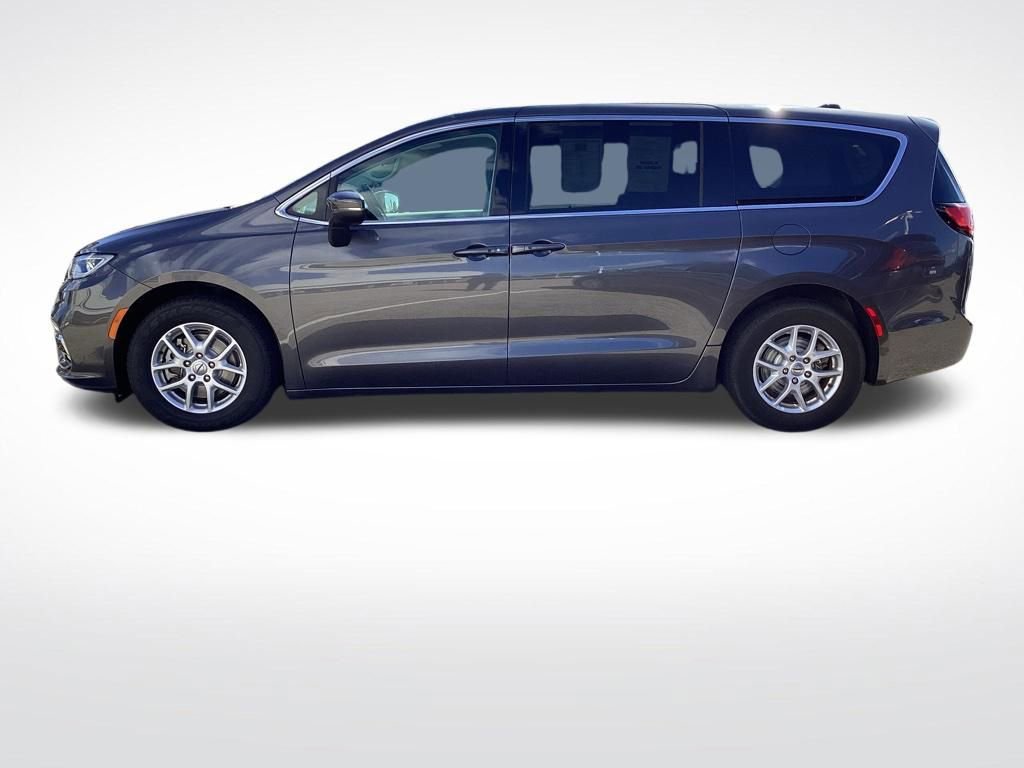 Used 2023 Chrysler Pacifica Touring-L FWD image 7
