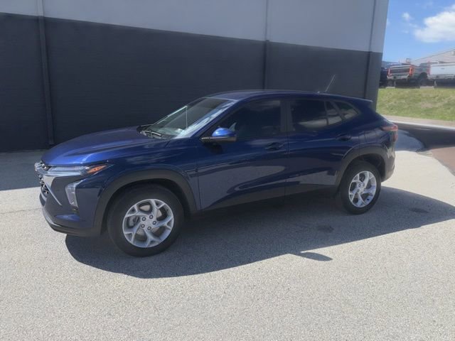 Used 2024 Chevrolet Trax LS w/ LS Convenience Package FWD image 3