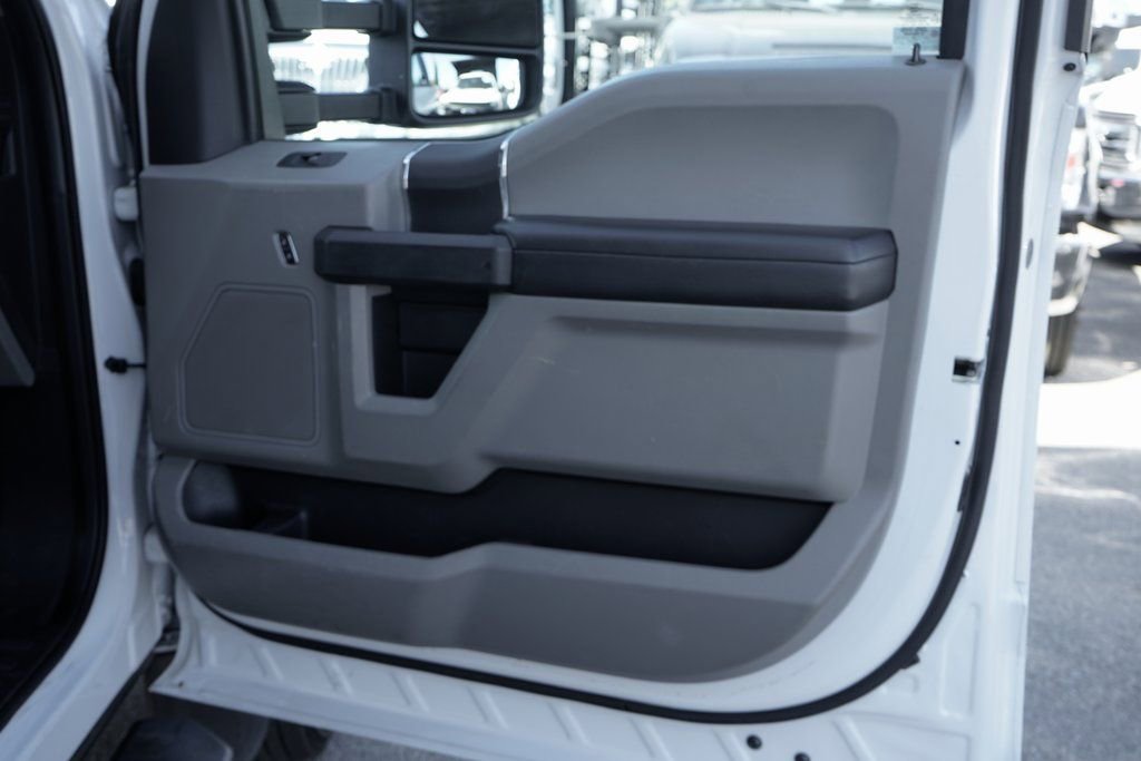 Used 2017 Ford F550 2WD Regular Cab Super Duty image 40