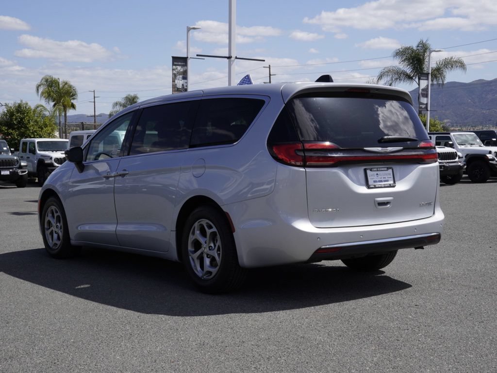 Used 2024 Chrysler Pacifica Limited FWD image 6