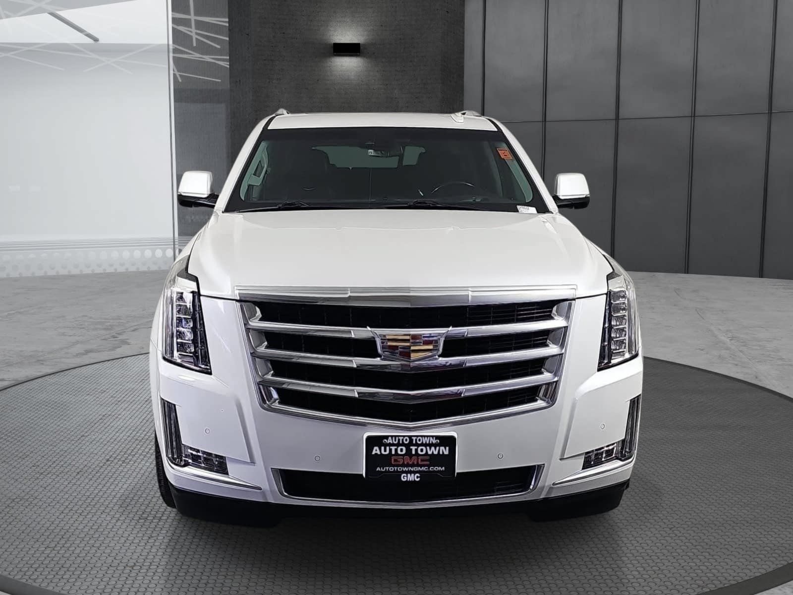 Used 2020 Cadillac Escalade Luxury AWD/4WD image 2