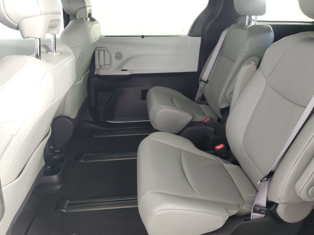 Used 2025 Toyota Sienna XLE w/ XLE Plus Package FWD image 13