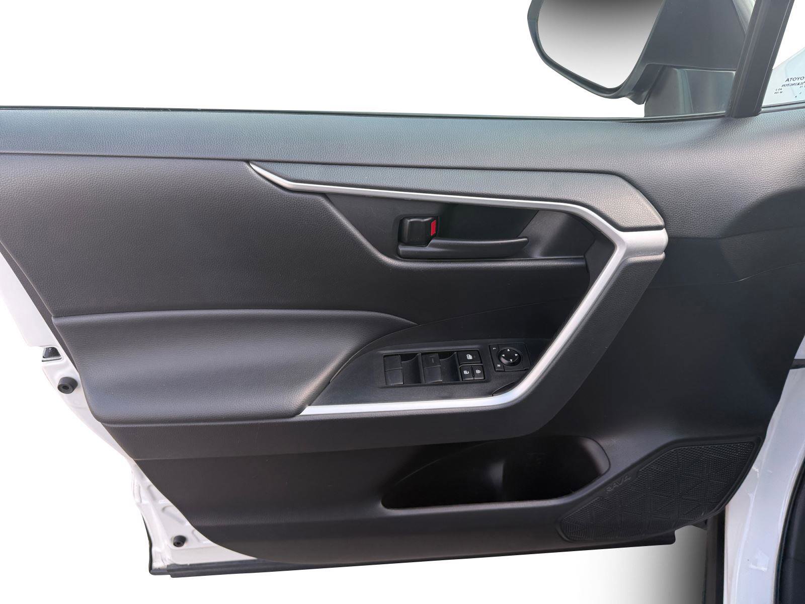 Used 2022 Toyota RAV4 LE image 9