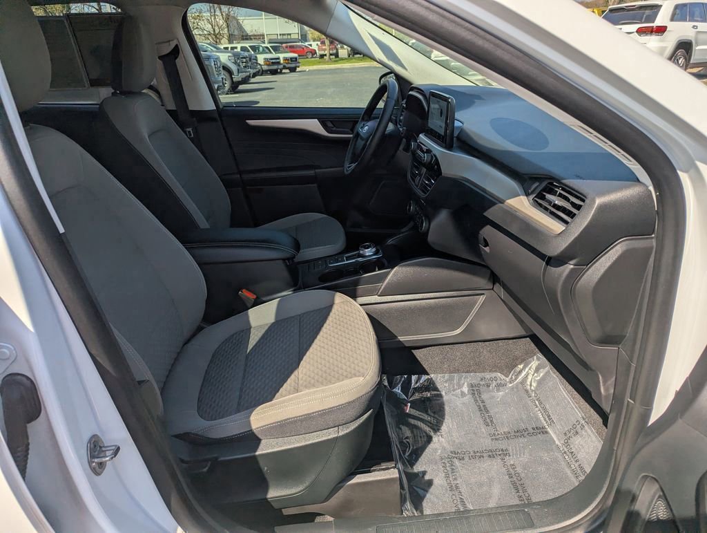 Used 2022 Ford Escape SE w/ SE Sport Appearance Package image 19