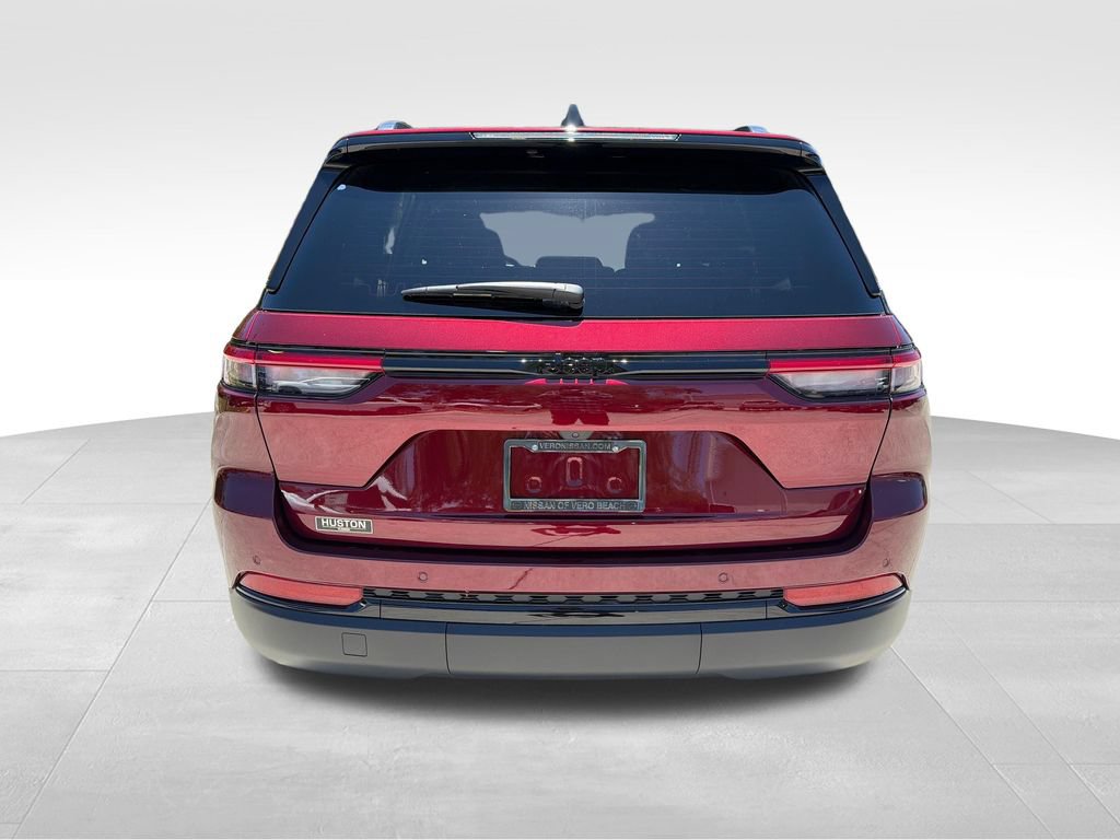 Used 2025 Jeep Grand Cherokee Altitude RWD image 7