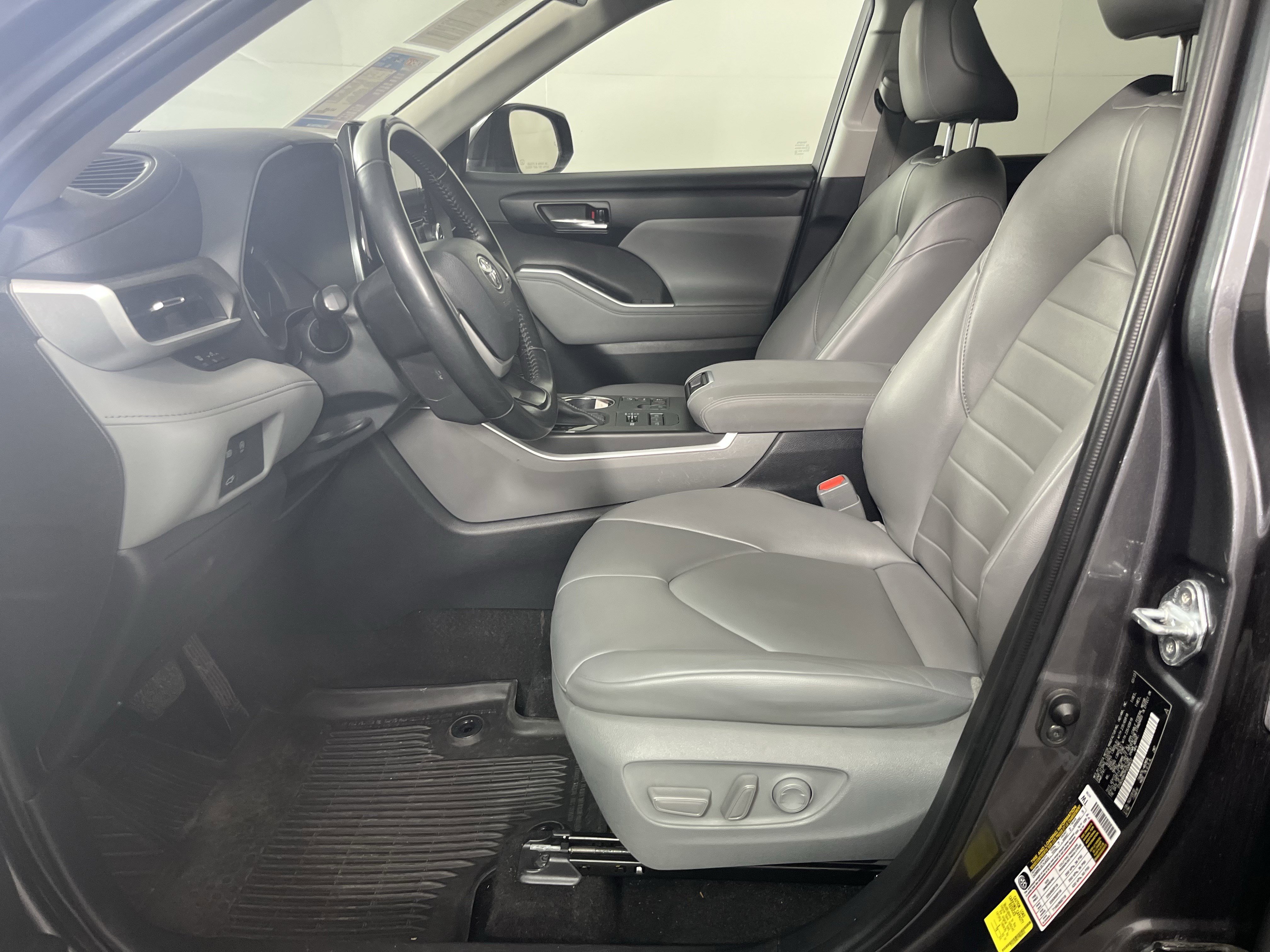 Used 2023 Toyota Highlander XLE image 11