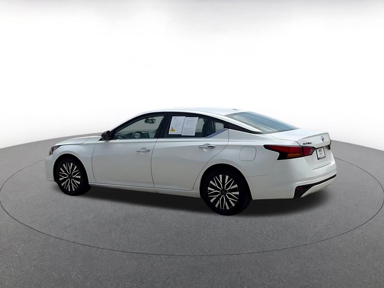 Used 2025 Nissan Altima 2.5 SV FWD image 11