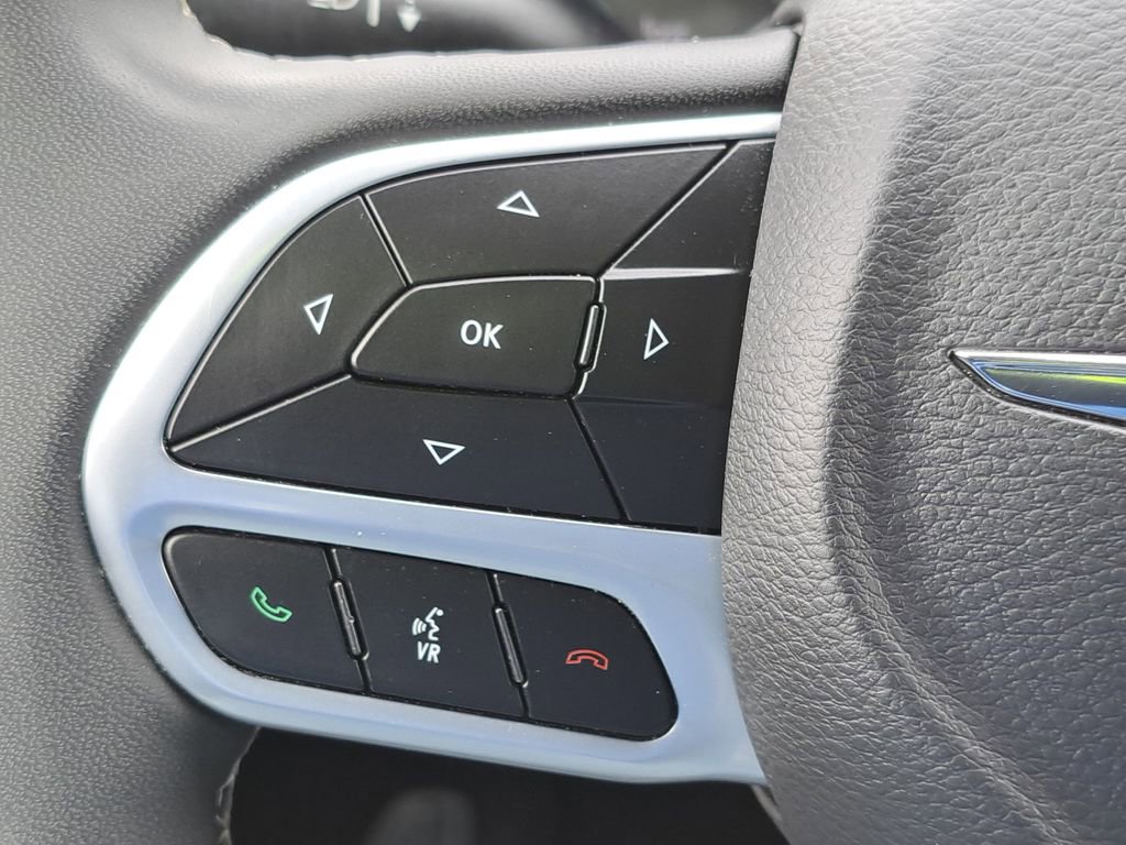 Used 2024 Chrysler Pacifica Select image 24