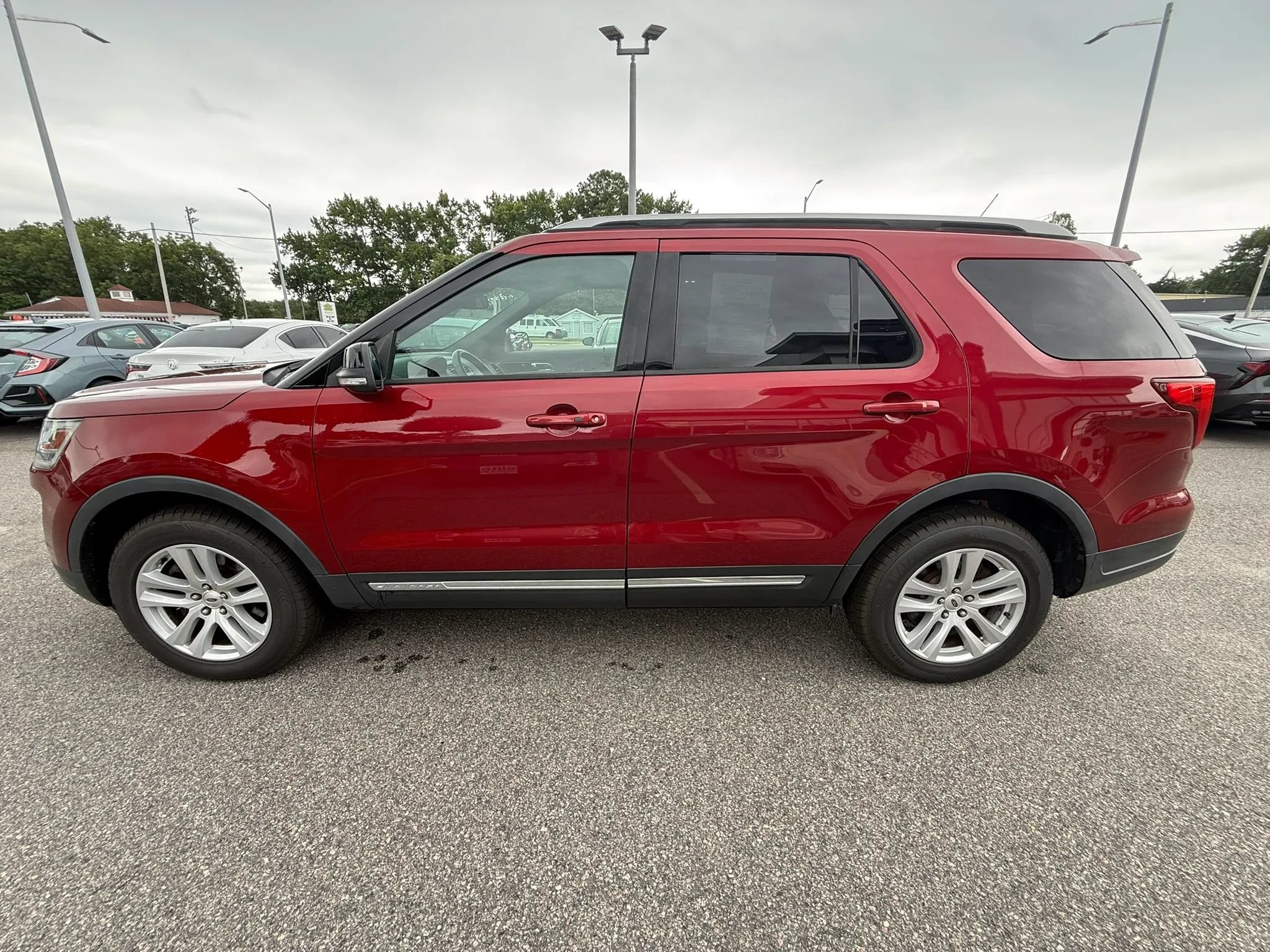 Used 2018 Ford Explorer XLT w/ Equipment Group 202A AWD/4WD image 4