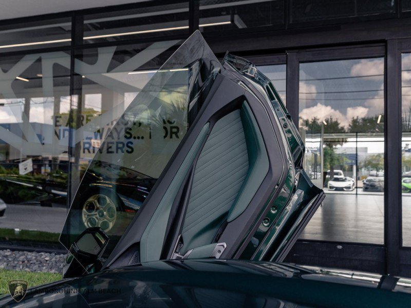 Used 2025 Lamborghini Revuelto image 26