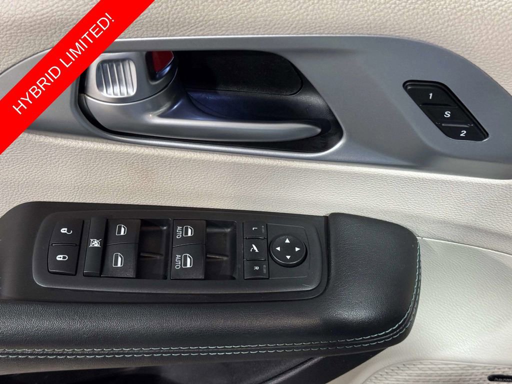 Used 2019 Chrysler Pacifica Limited w/ Advanced Safetytec Group FWD image 9