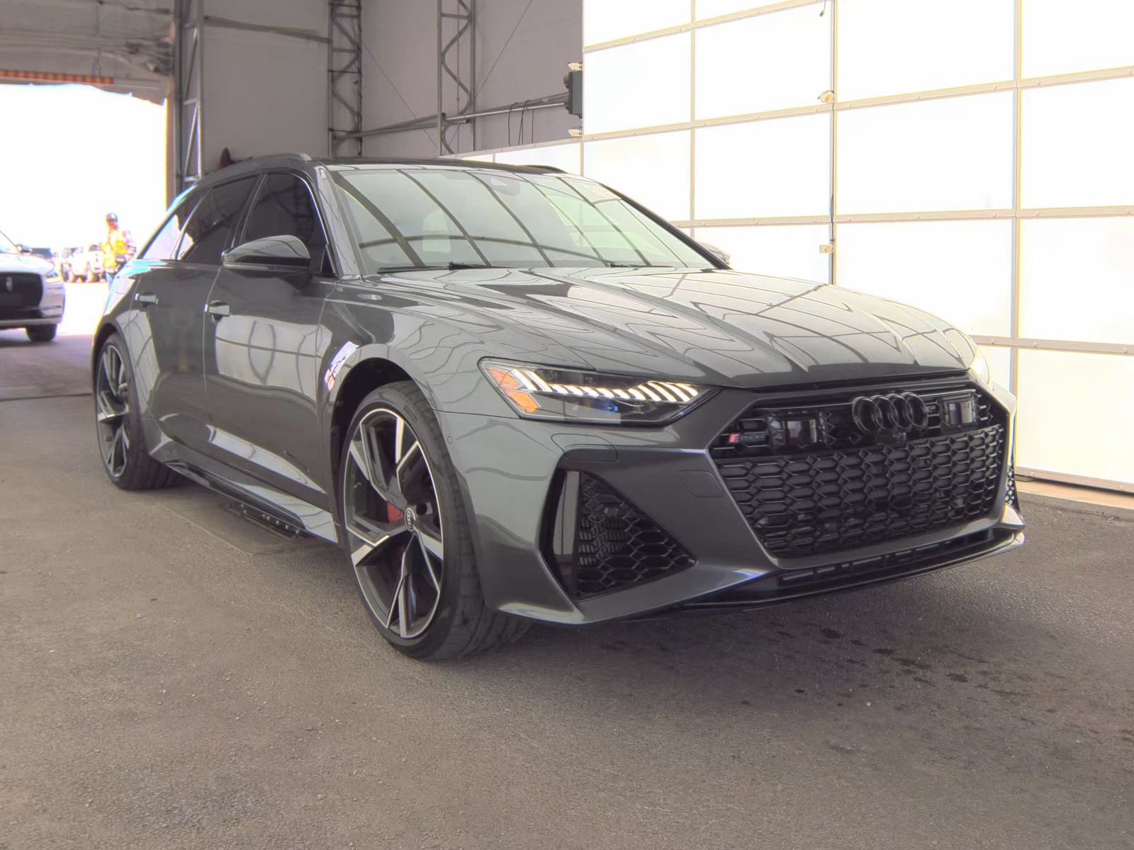 Used 2022 Audi RS 6 w/ Executive Package AWD/4WD image 2