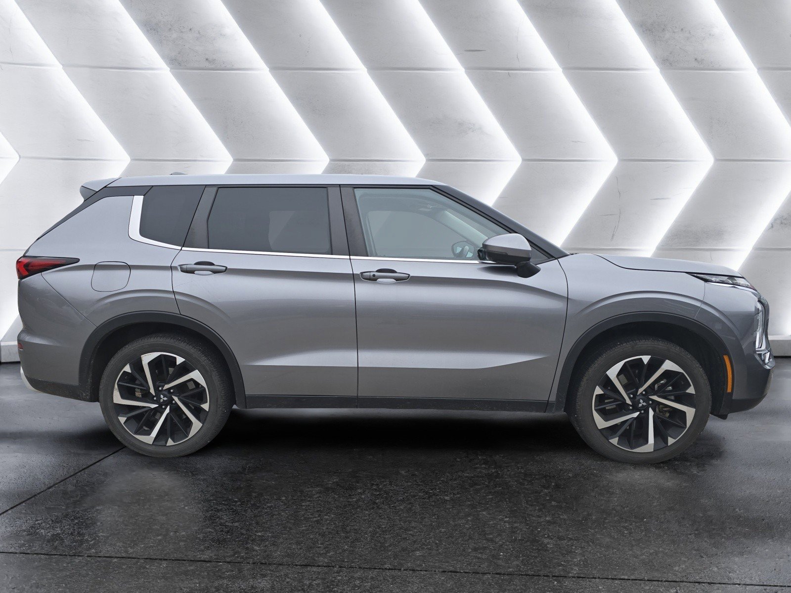 Used 2023 Mitsubishi Outlander SE image 3