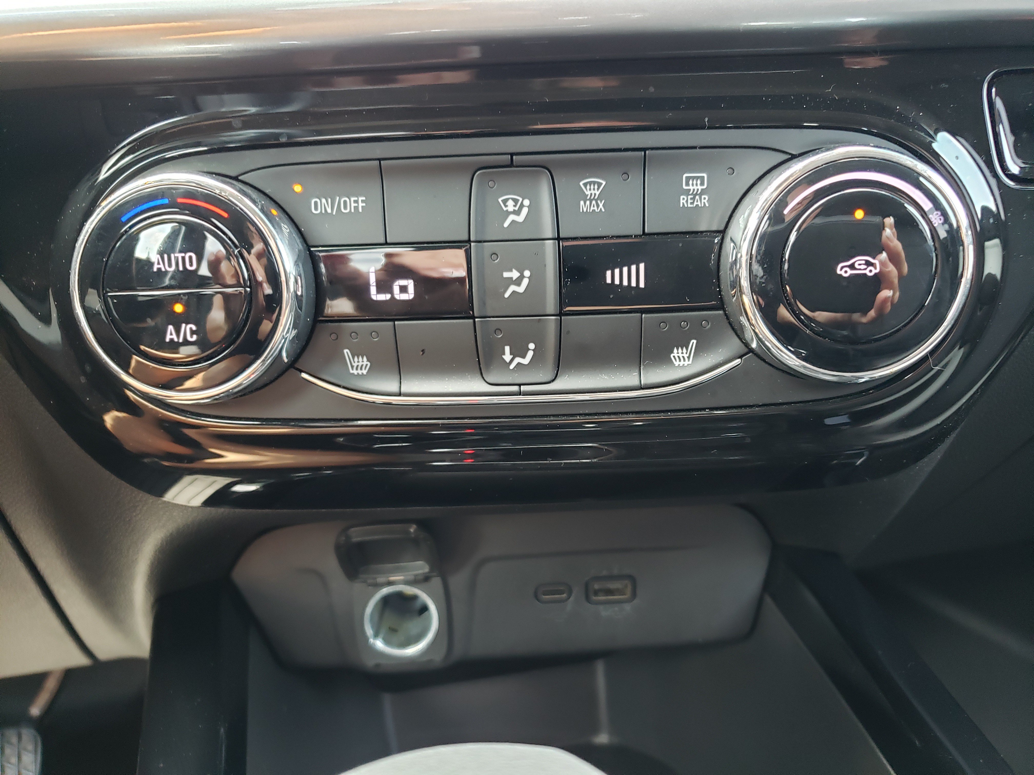 Used 2024 Chevrolet Trax LT w/ Driver Confidence Package FWD image 24