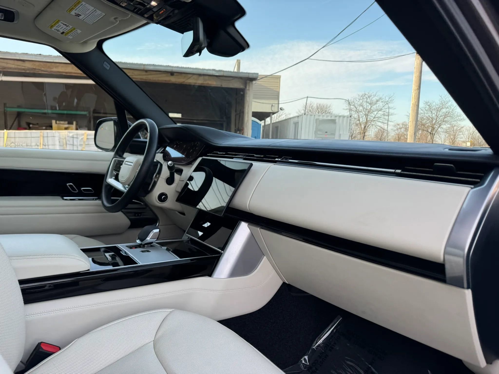 Used 2025 Land Rover Range Rover Long Wheelbase SE image 36