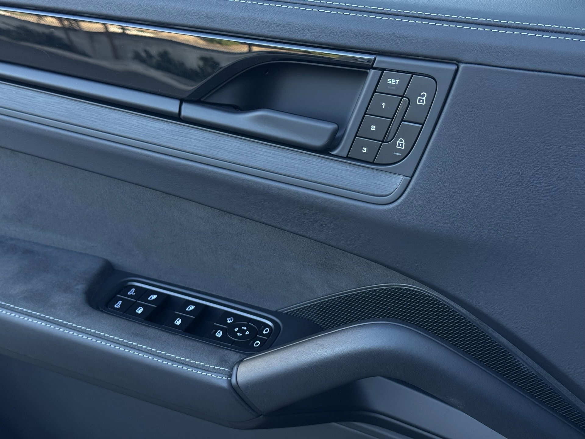 Used 2025 Porsche Cayenne GTS image 27