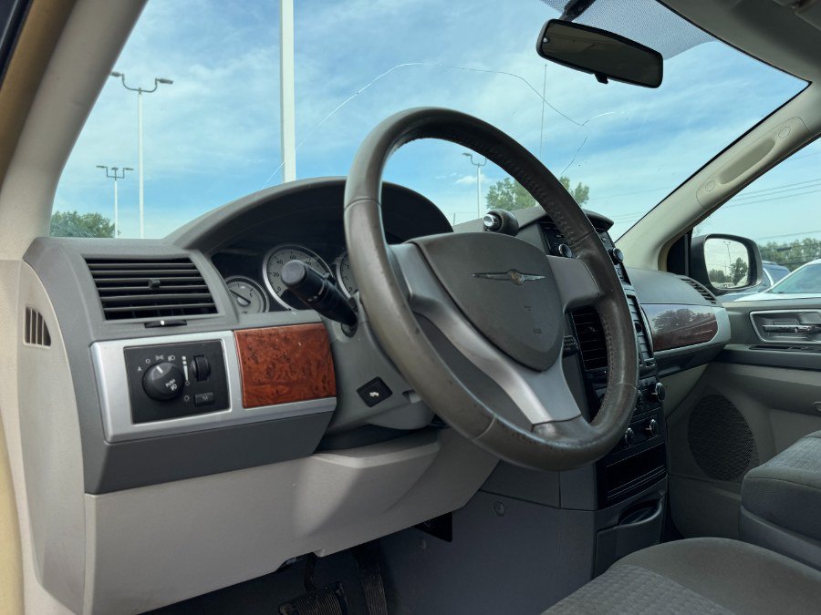 Used 2008 Chrysler Town & Country Touring FWD image 14