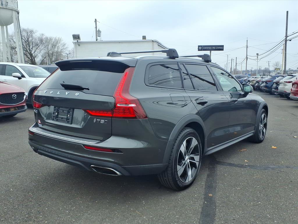 Used 2021 Volvo V60 T5 Cross Country image 3