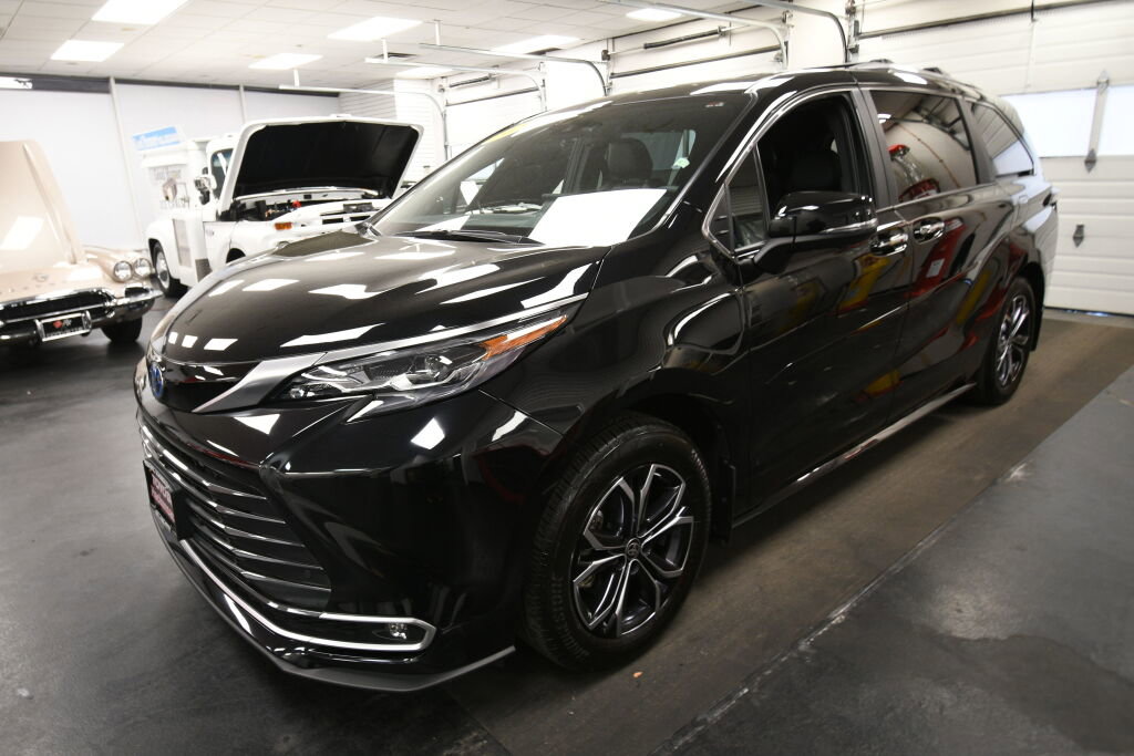 Used 2025 Toyota Sienna Platinum AWD/4WD image 4