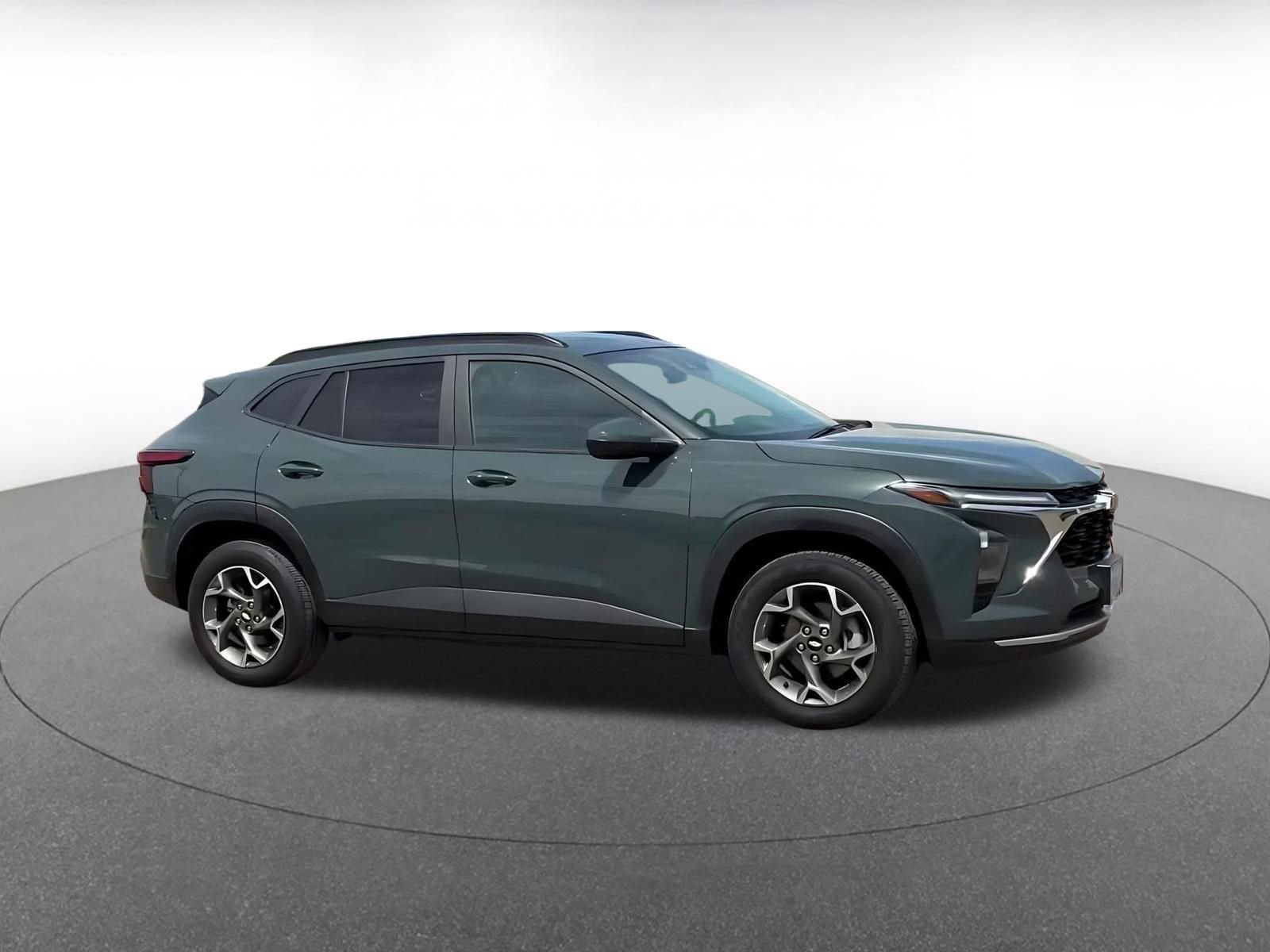 Used 2025 Chevrolet Trax LT w/ LT Convenience Package image 2