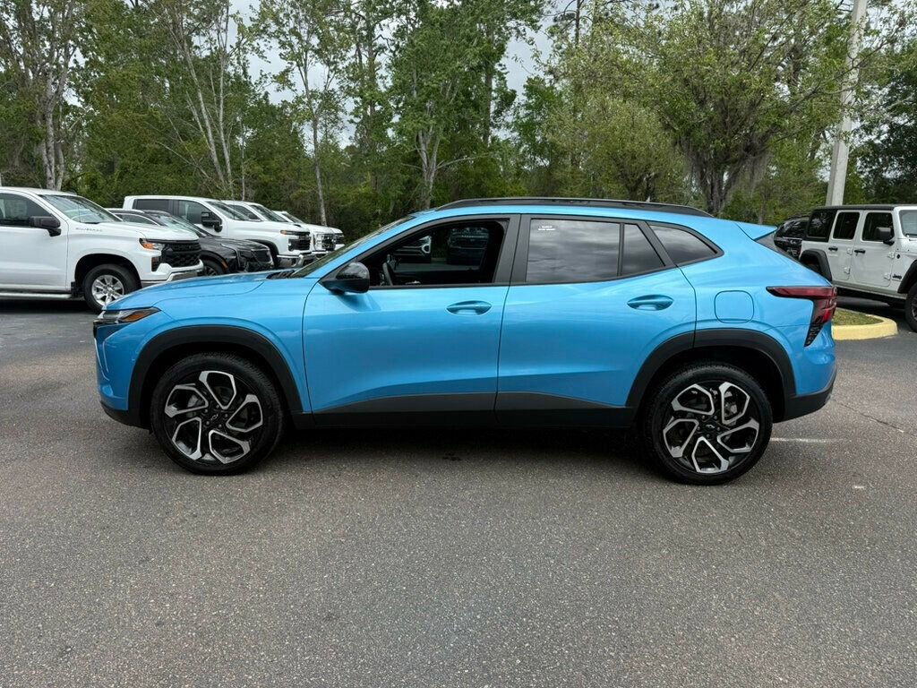 Used 2025 Chevrolet Trax RS w/ Sunroof Package image 2