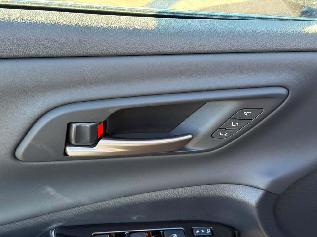 New 2025 Toyota Crown Signia Limited AWD (Natl) image 14