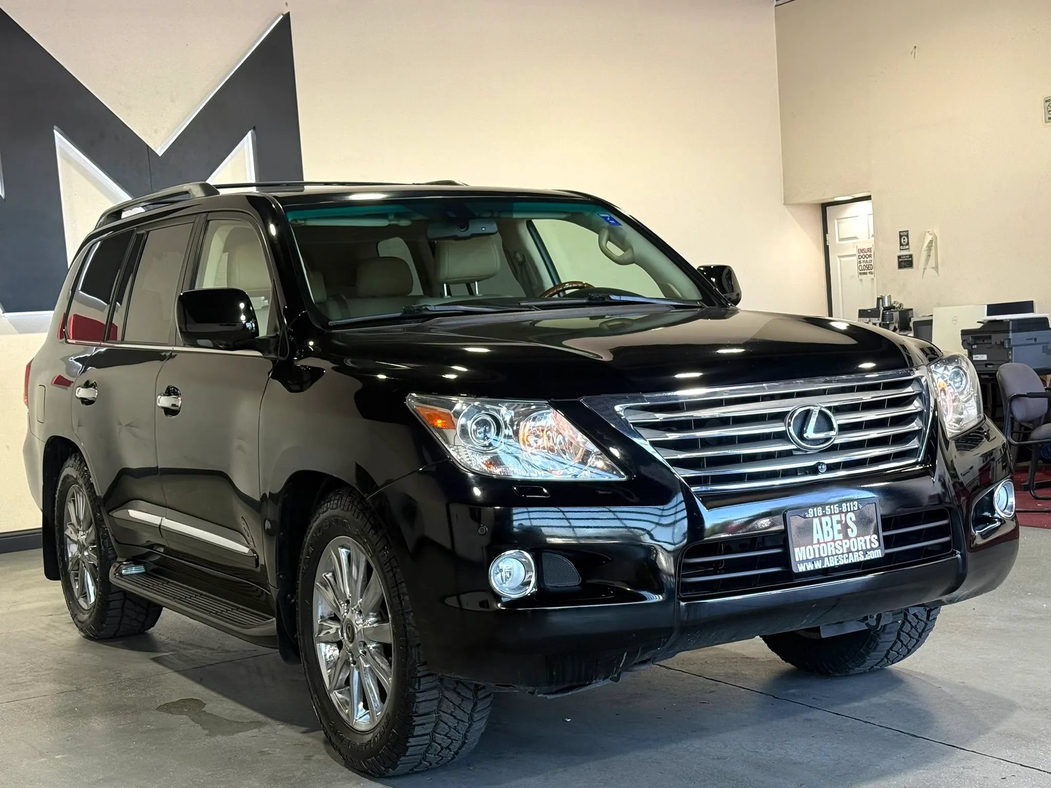 Used 2011 Lexus LX 570 4WD w/ Luxury Pkg image 2