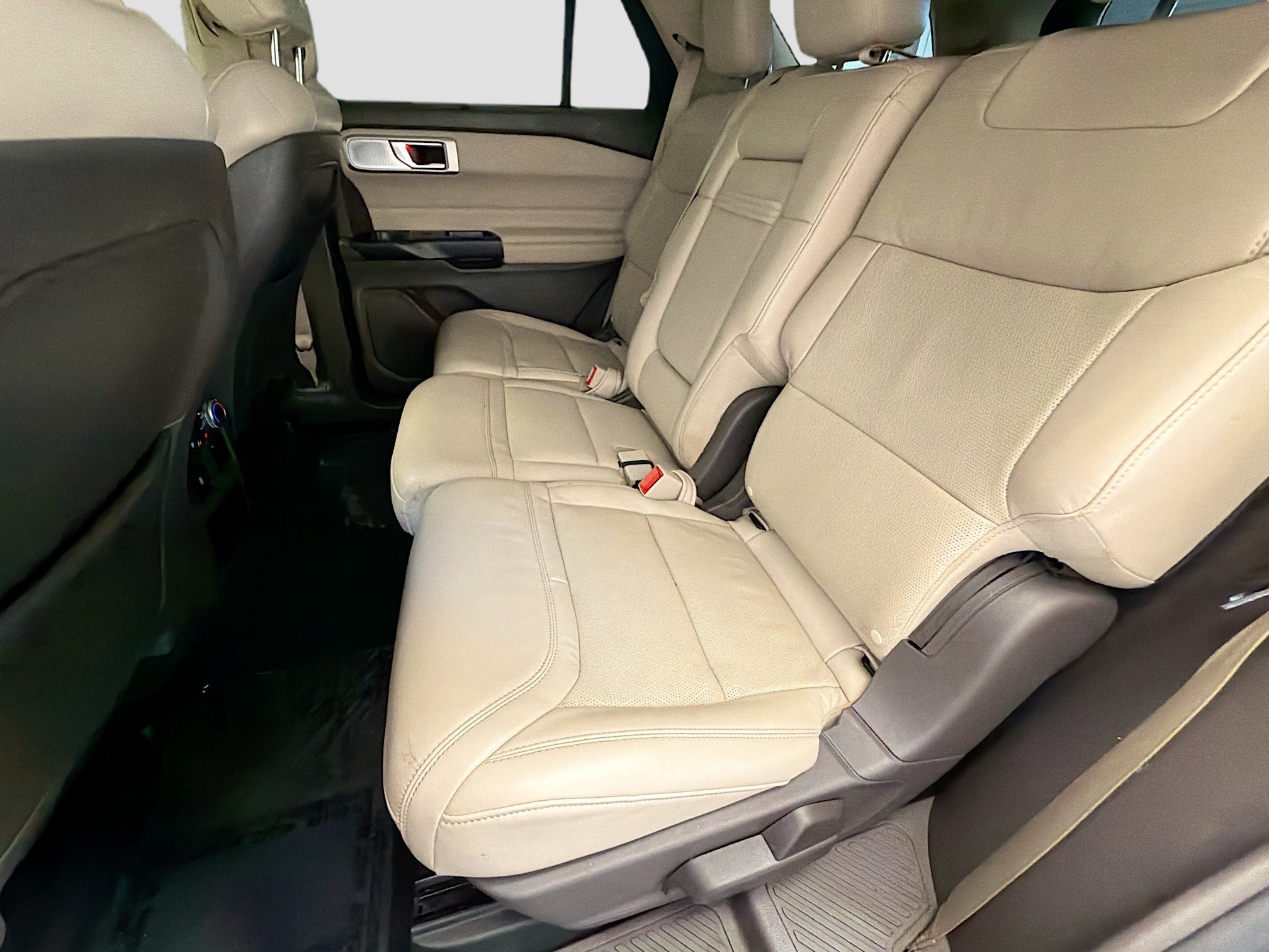 Used 2020 Ford Explorer Platinum w/ Premium Technology Package AWD/4WD image 13