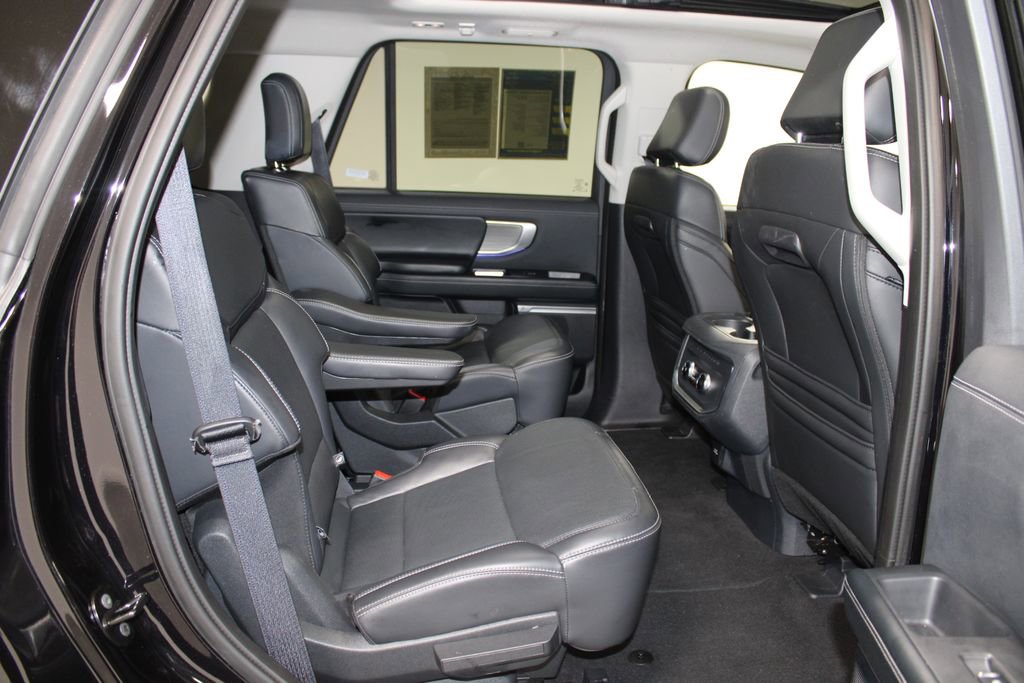 Used 2025 Ford Expedition Platinum image 35