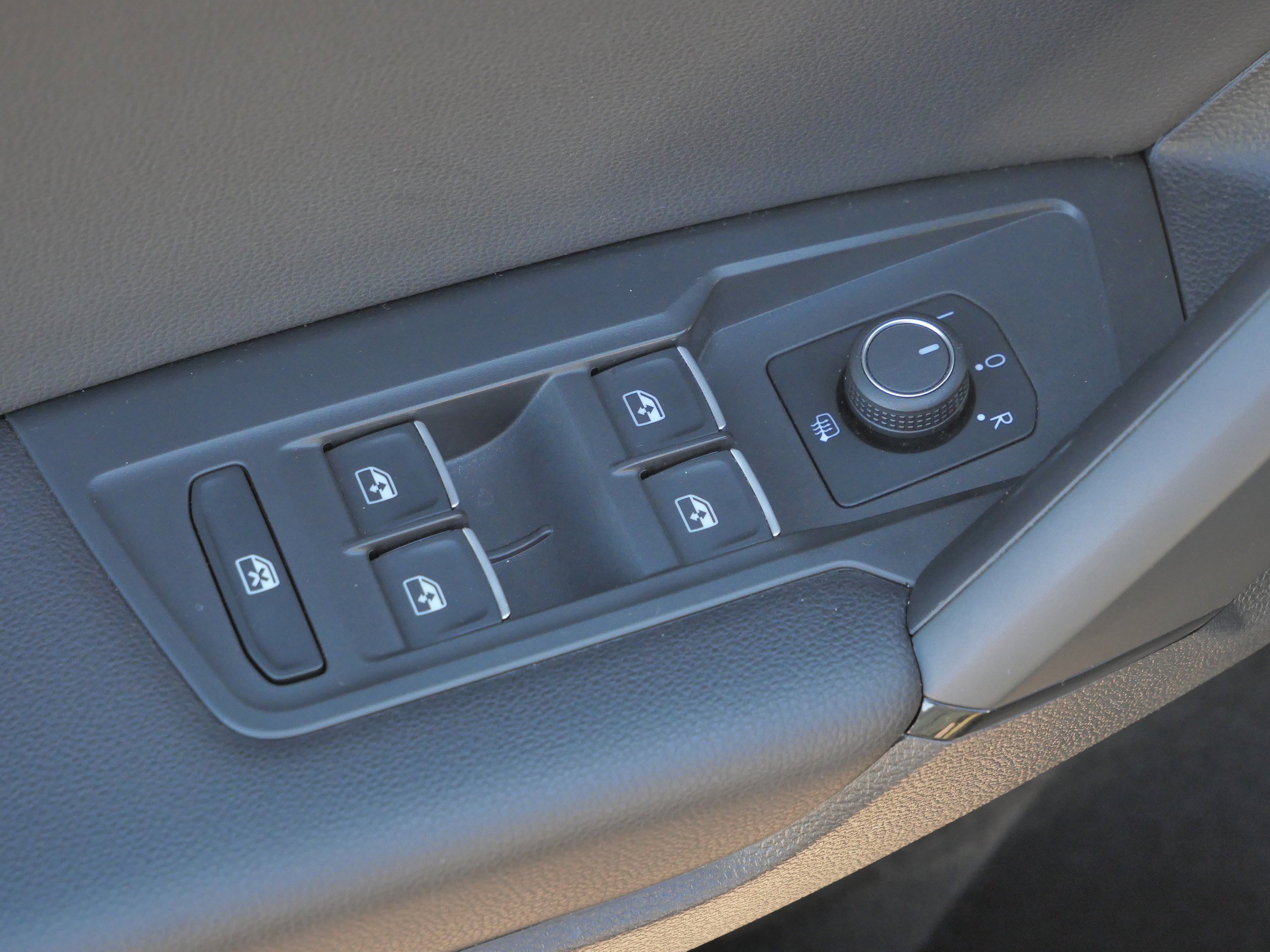 Used 2019 Volkswagen Tiguan SEL image 19