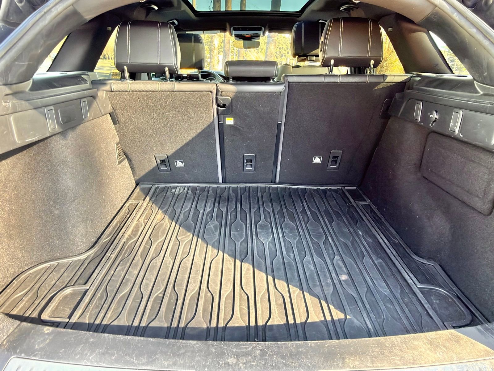 Used 2019 Land Rover Range Rover Velar R-Dynamic SE image 17