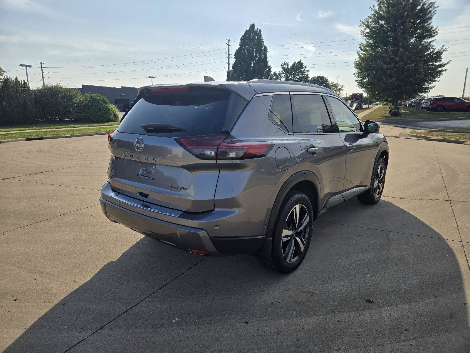 Used 2025 Nissan Rogue SL AWD/4WD image 3