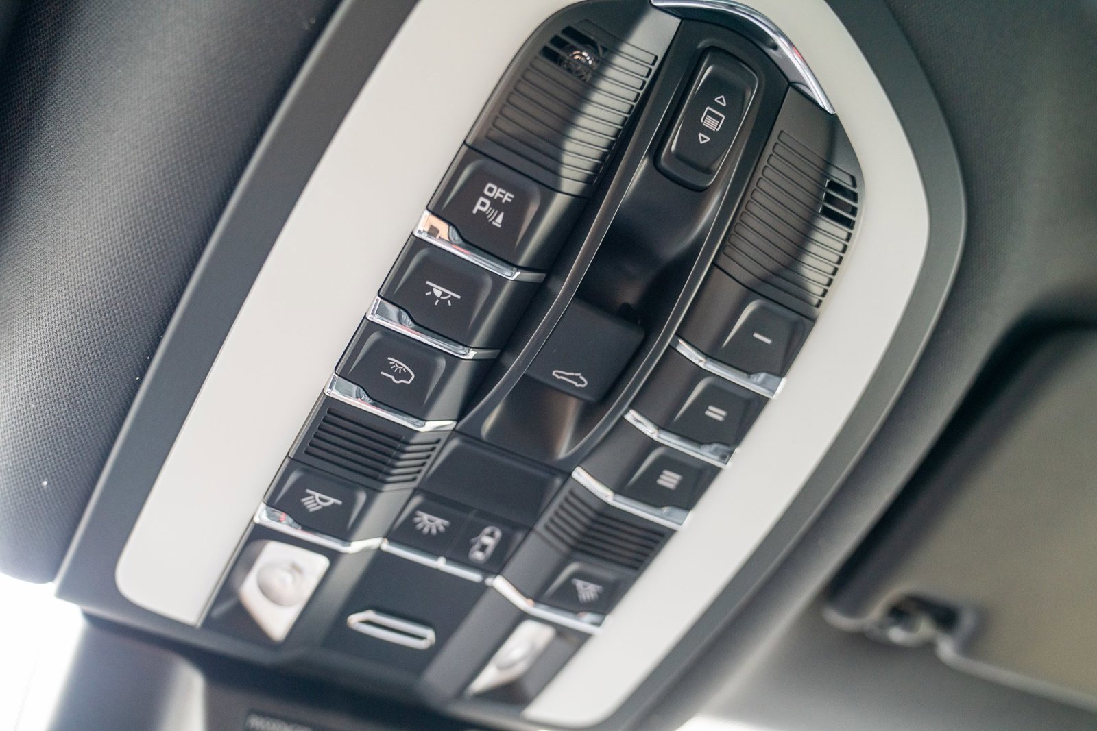 Certified 2025 Porsche Macan AWD/4WD image 19