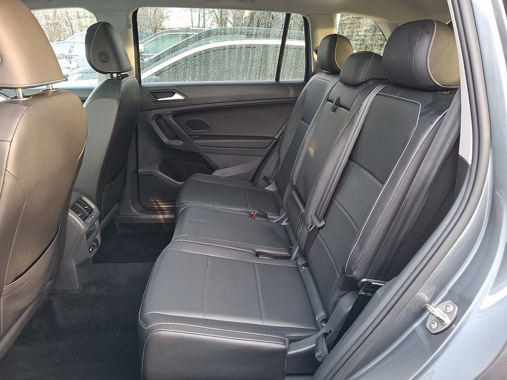 Used 2021 Volkswagen Tiguan SE w/ Panoramic Sunroof Package image 7