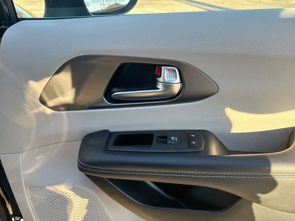 Used 2023 Chrysler Pacifica Touring-L image 33