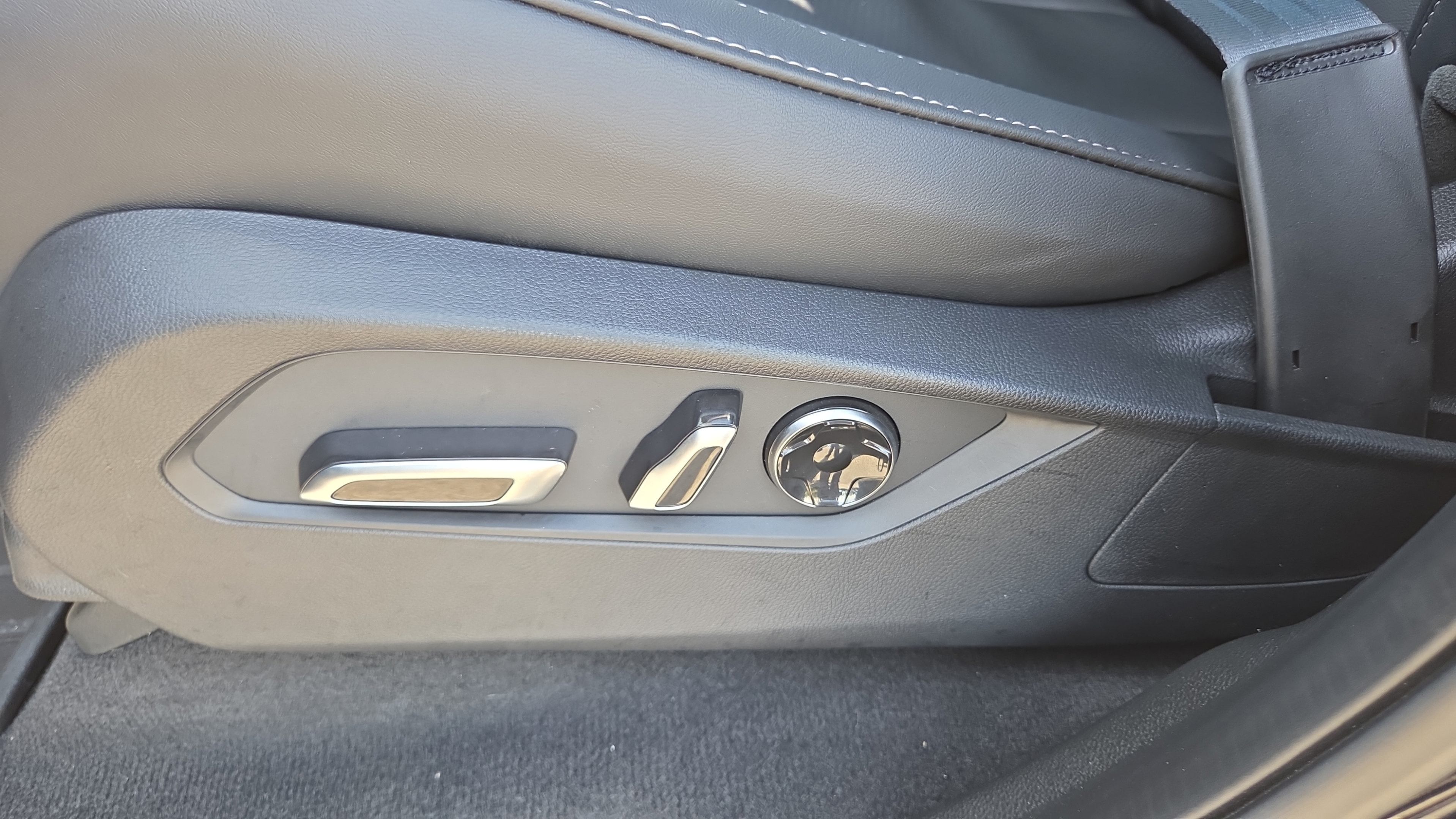 Certified 2026 Acura MDX w/ Technology Package FWD image 10
