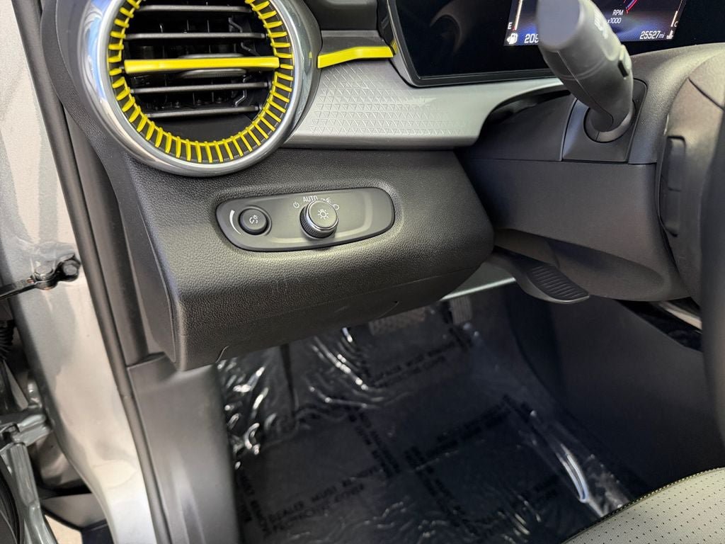 Used 2024 Chevrolet Trax LT w/ Sunroof Package FWD image 19
