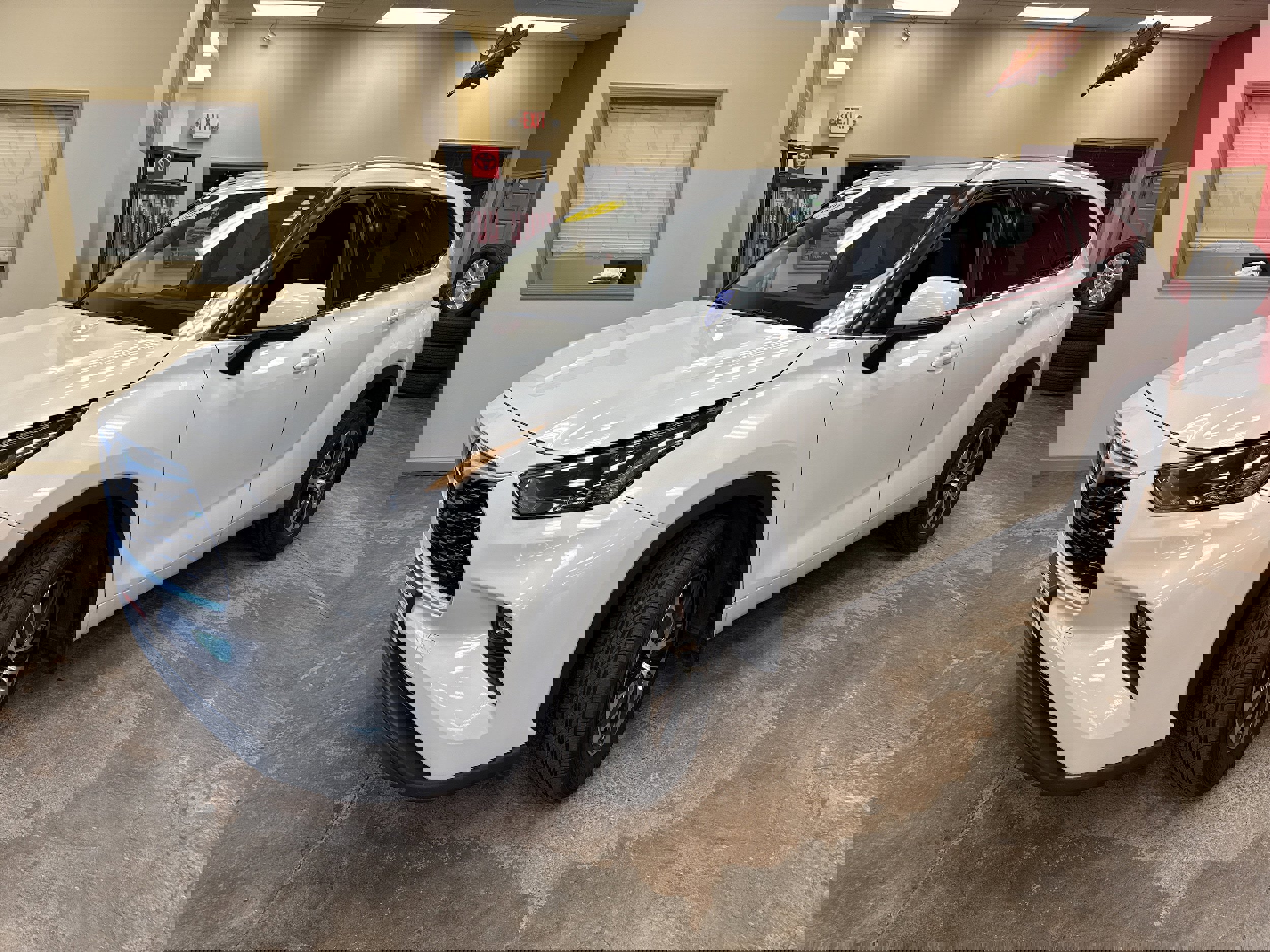 Used 2022 Toyota Highlander XLE image 3