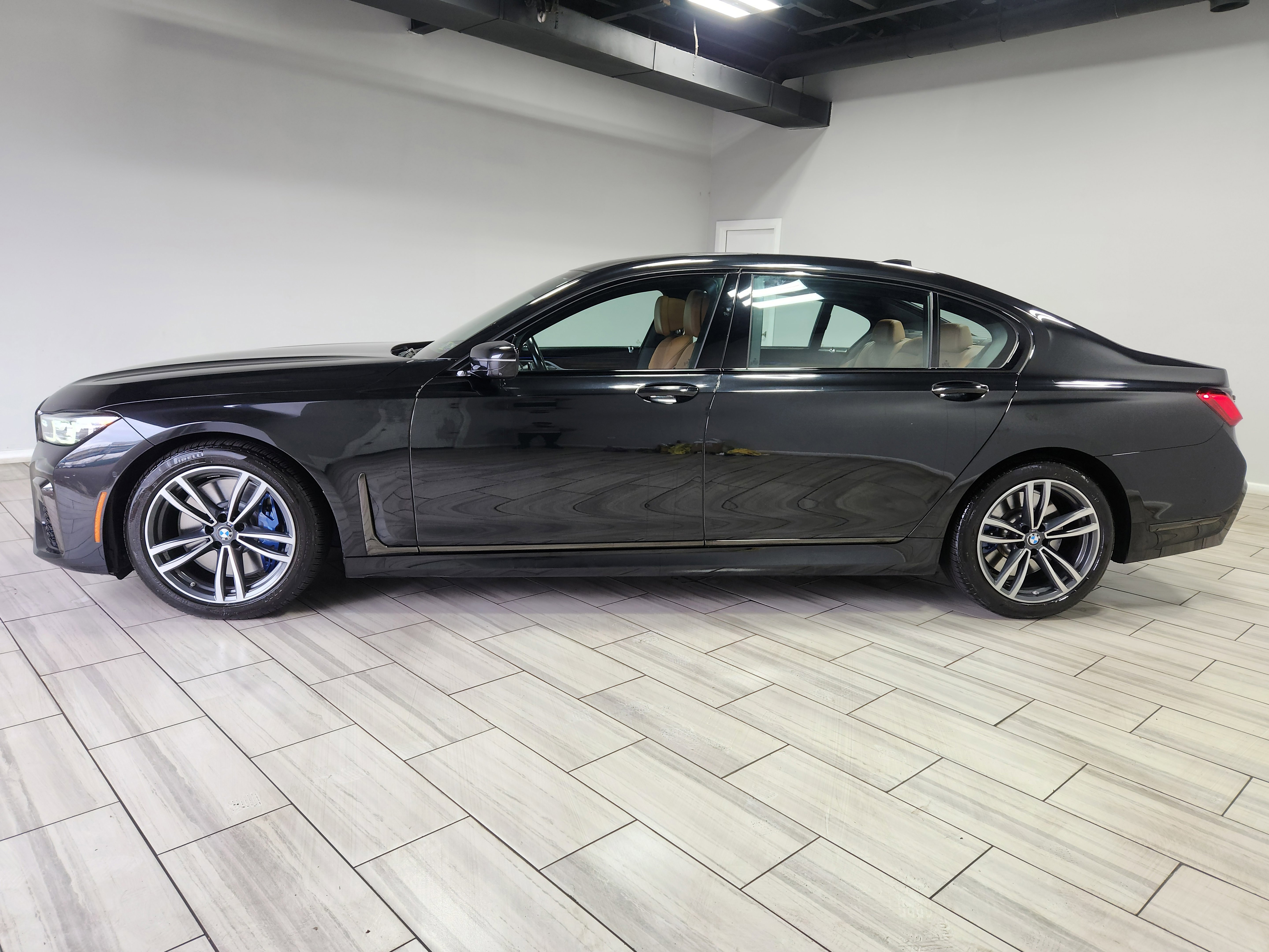 Used 2021 BMW 740i w/ M Sport Package image 2