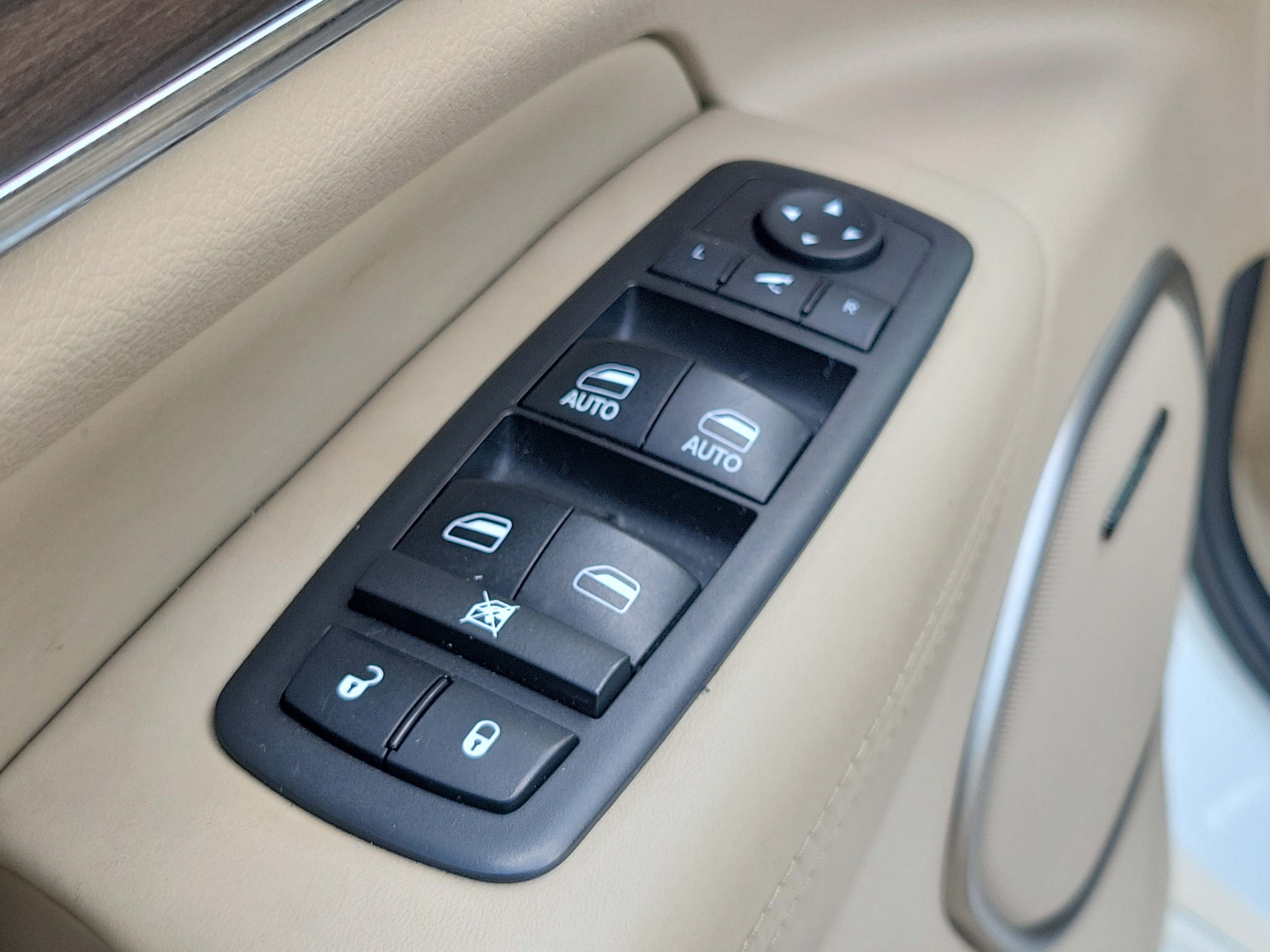 Used 2018 Jeep Grand Cherokee Overland AWD/4WD image 15