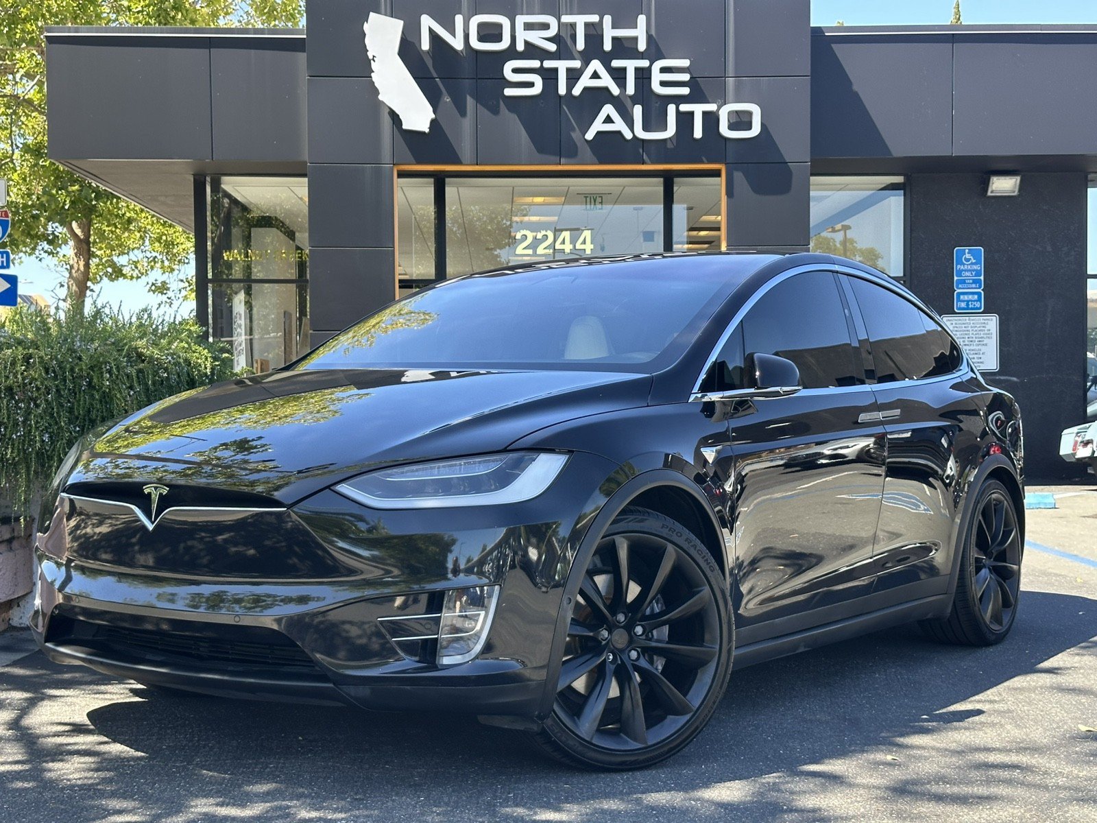 Used 2018 Tesla Model X 75D AWD/4WD image 2
