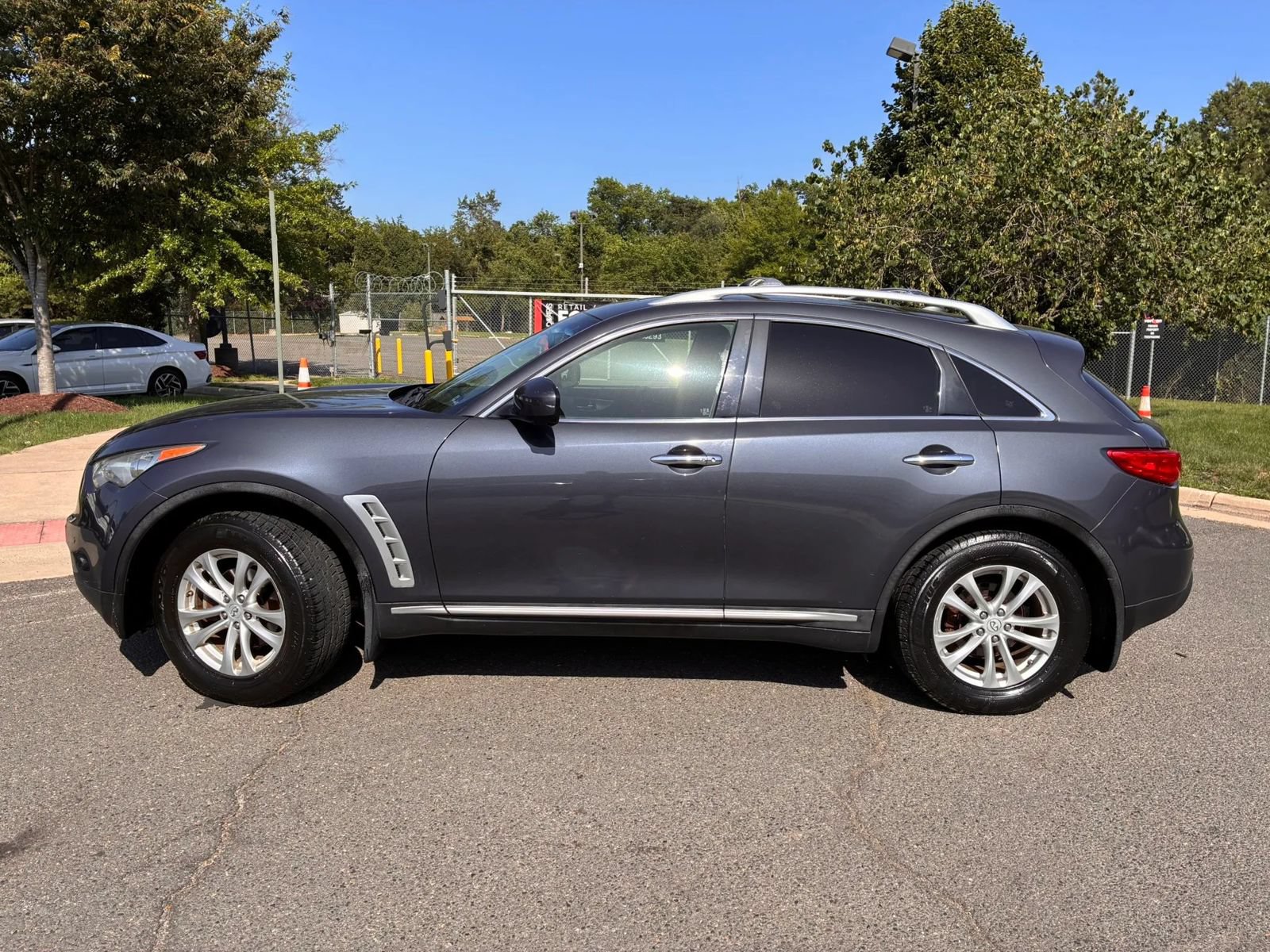 Used 2011 INFINITI FX35 AWD w/ Premium Pkg image 4