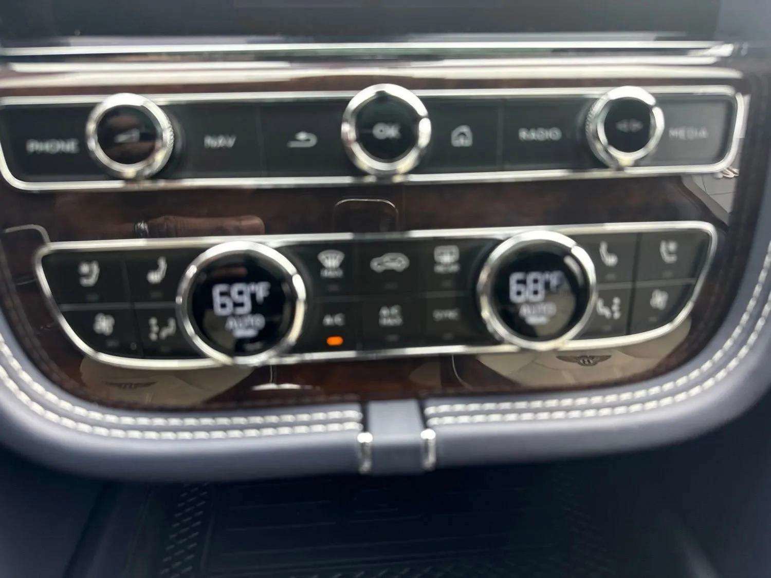 Certified 2025 Bentley Bentayga AWD/4WD image 33