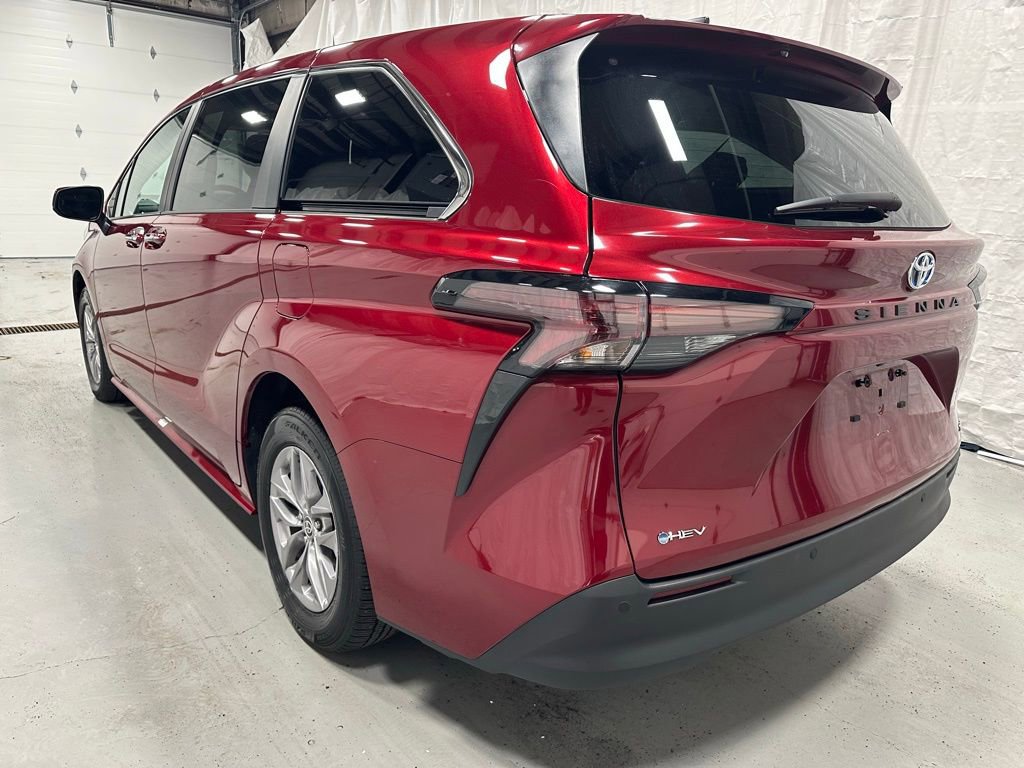 Used 2025 Toyota Sienna XLE image 5
