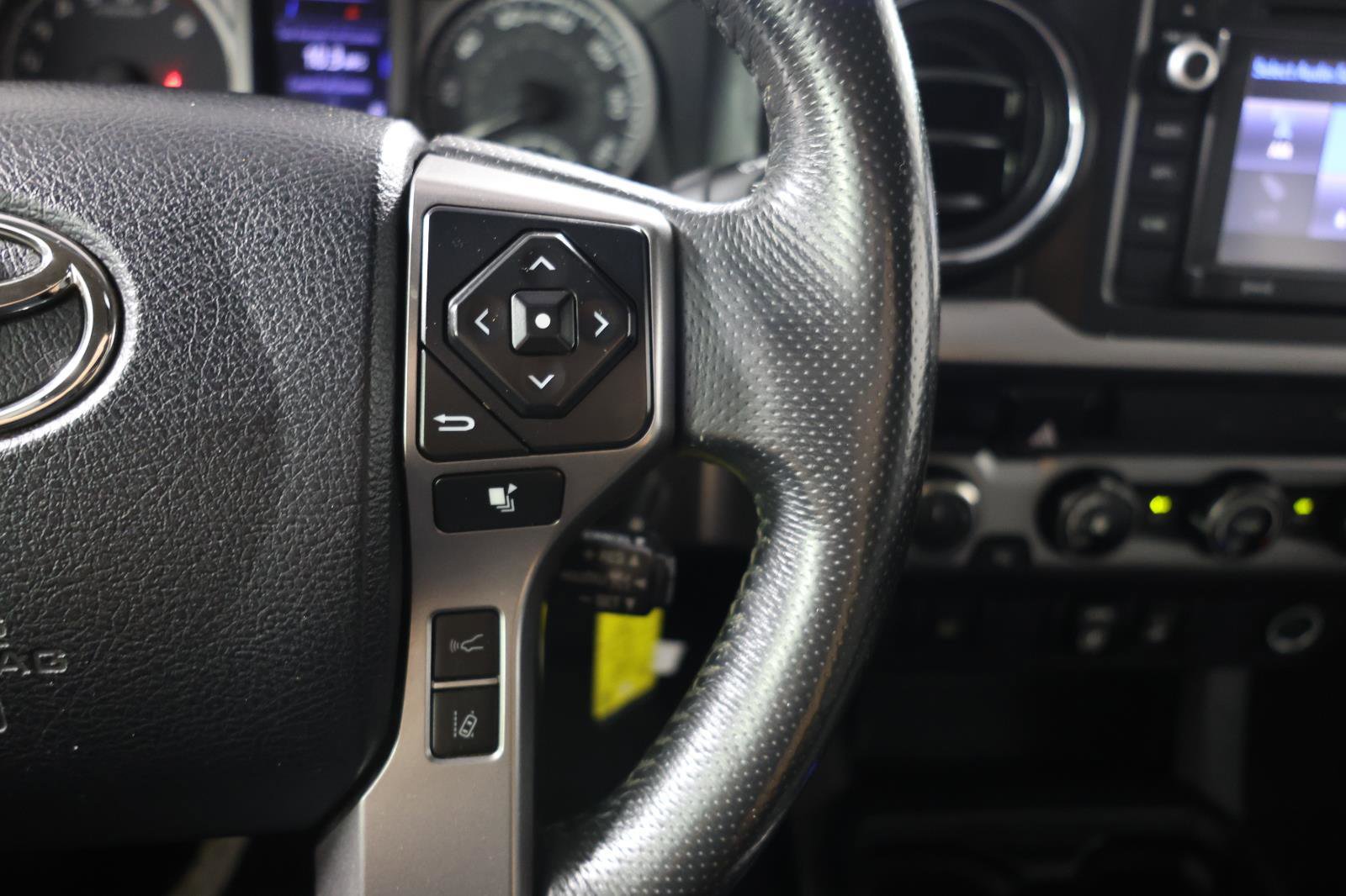 Used 2018 Toyota Tacoma SR5 AWD/4WD image 18