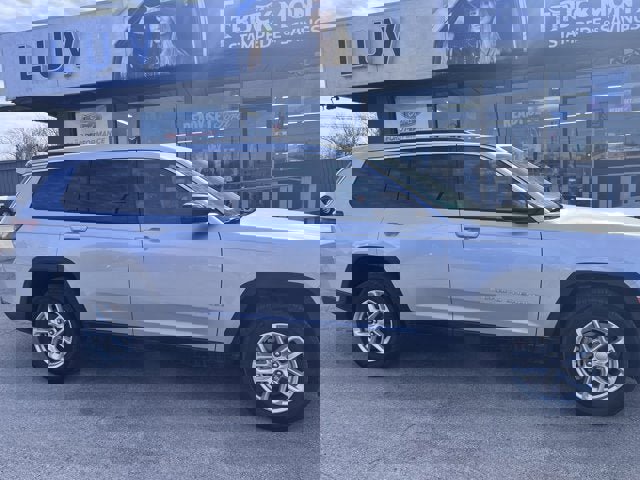 Used 2024 Jeep Grand Cherokee L Laredo image 2