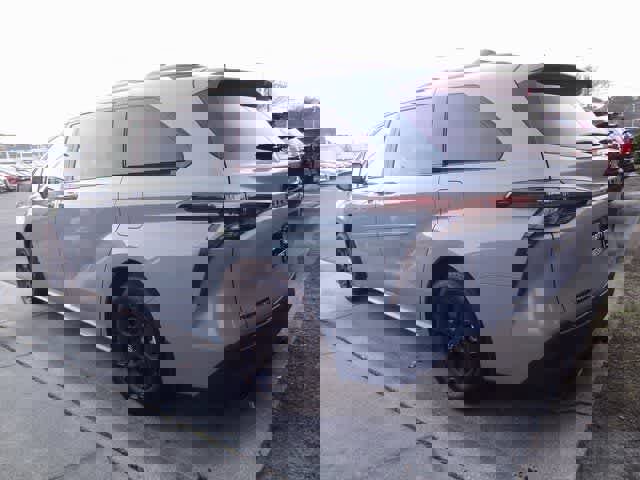 Used 2025 Toyota Sienna XLE Woodland Edition image 8