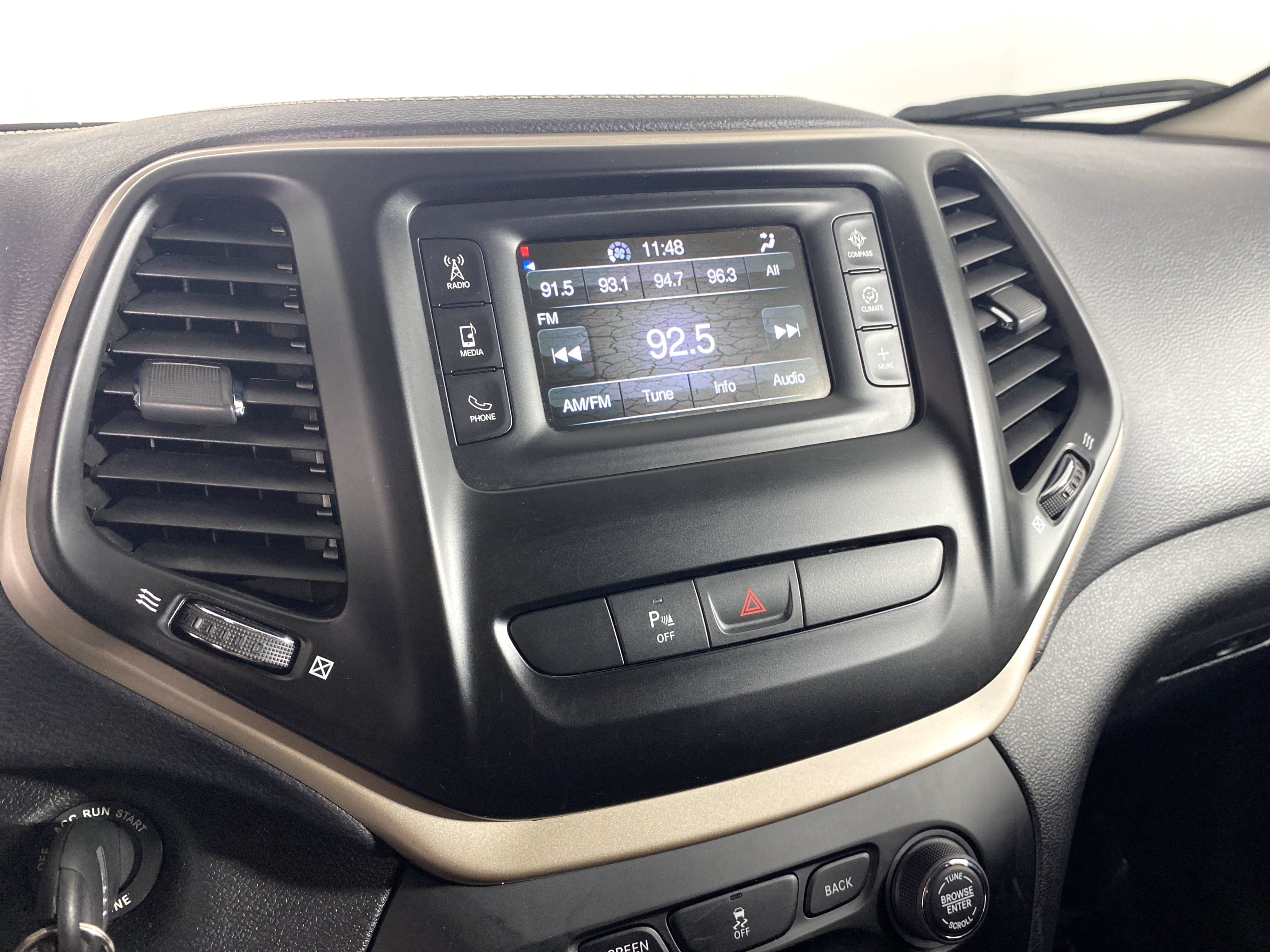 Used 2018 Jeep Cherokee Latitude w/ Safety Group AWD/4WD image 27