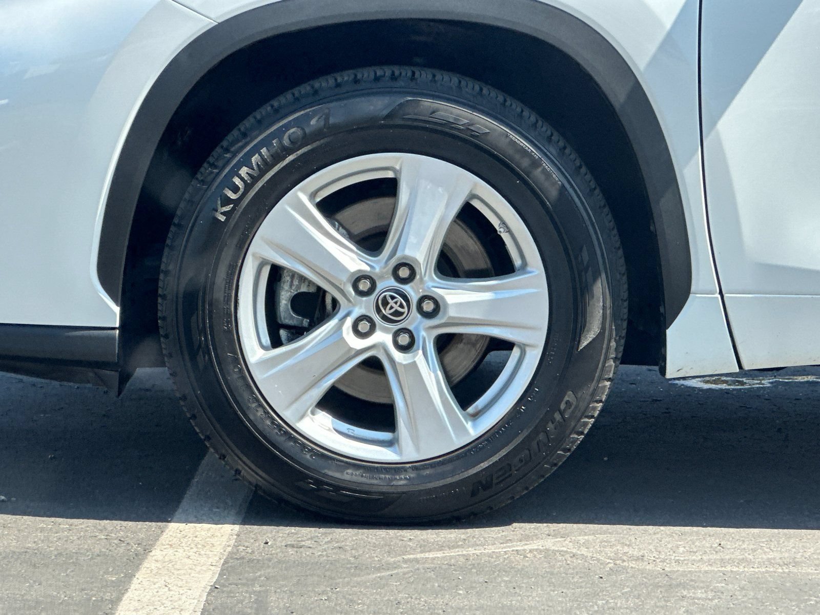 Used 2023 Toyota Highlander LE FWD image 24